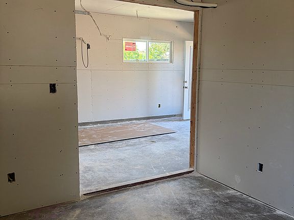 4th image of 574 1/2 Phoenix Ave
