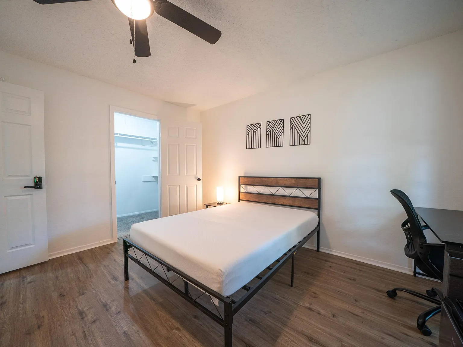 4 bed, 2.0 bath, 1800 sqft, $819 — Photo 3