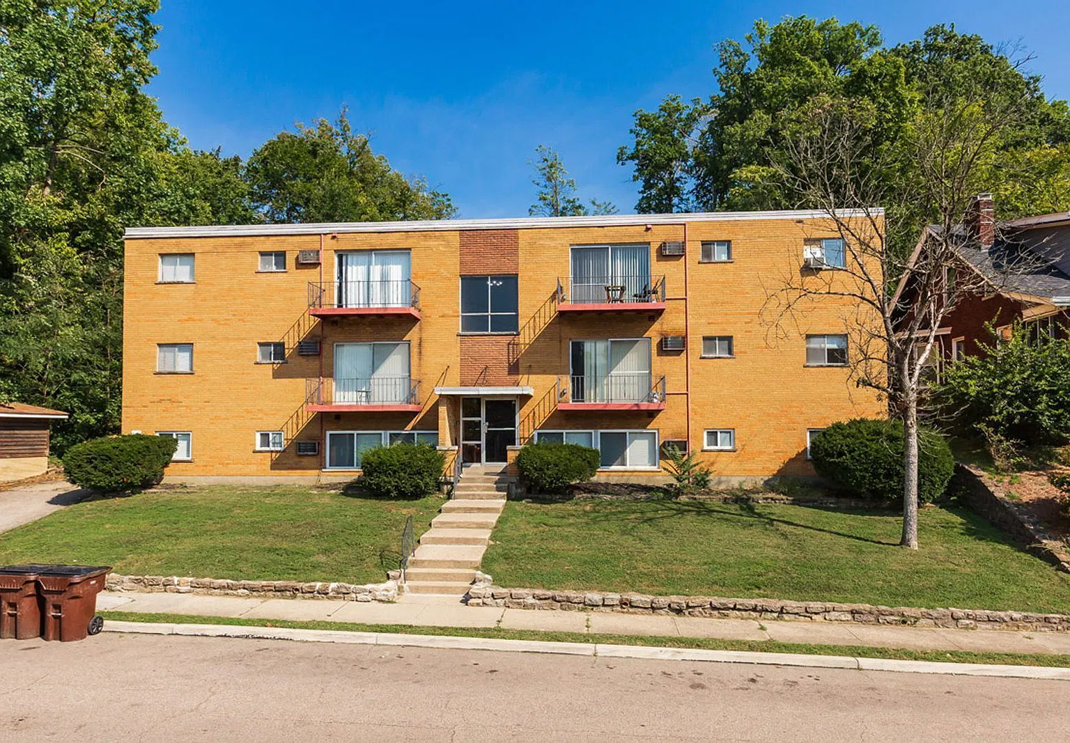 2 bed, 1.0 bath, 874 sqft, $1,020 — Photo 1