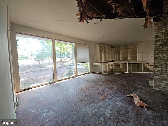 2nd image of 10 Oak Dr