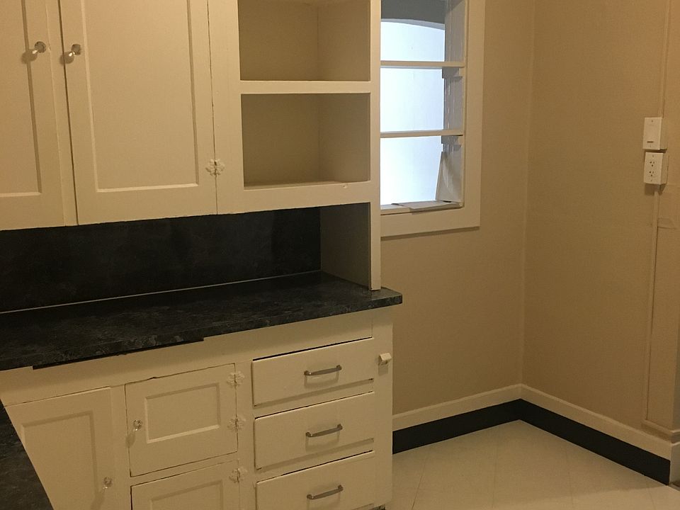 2nd image of 1335 SE Stark St APT 1