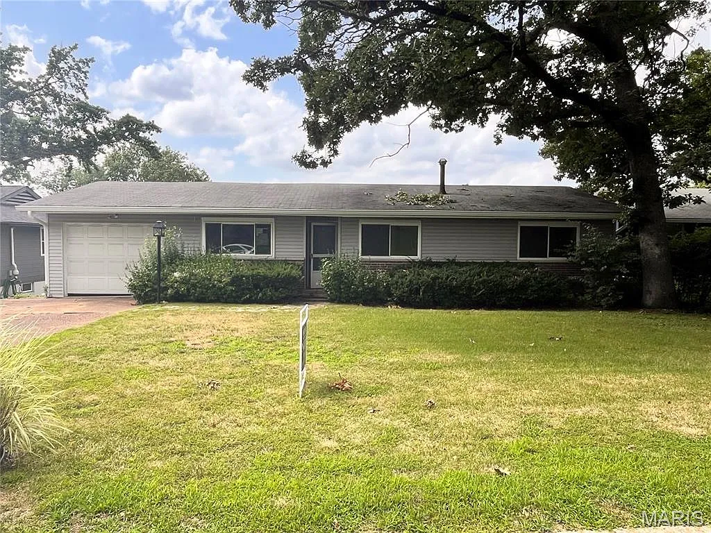 745 Montego Dr photo 1
