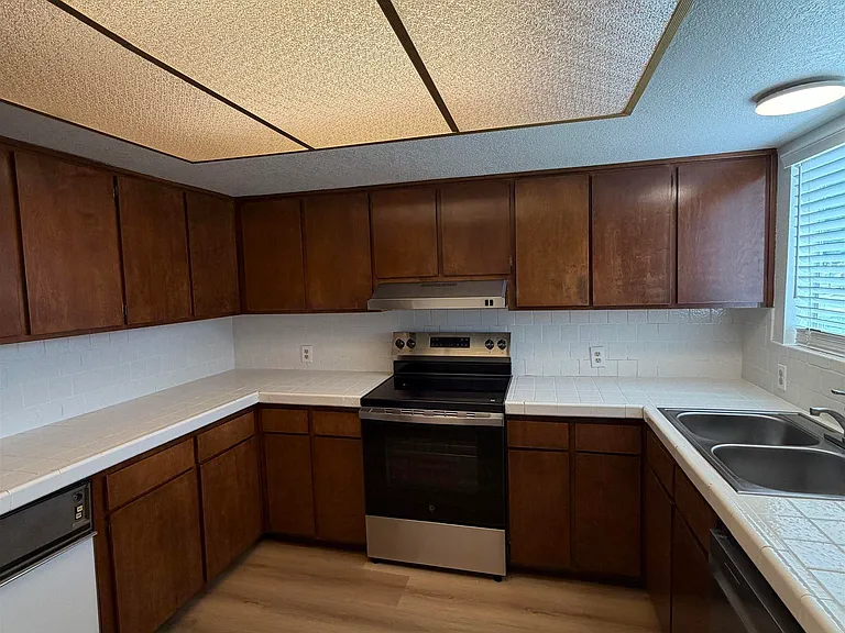 2490 W Yowell Ct — Photo 6
