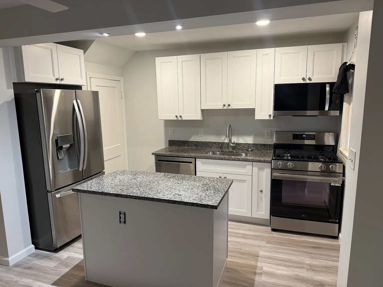 3 bed, 975 sqft, $2,250 — Photo 2