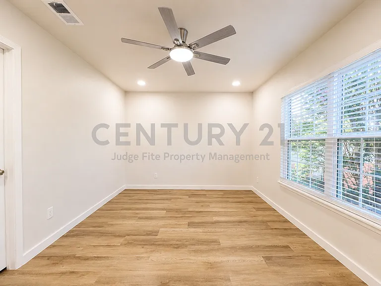300 Lamesa Ct — Photo 18