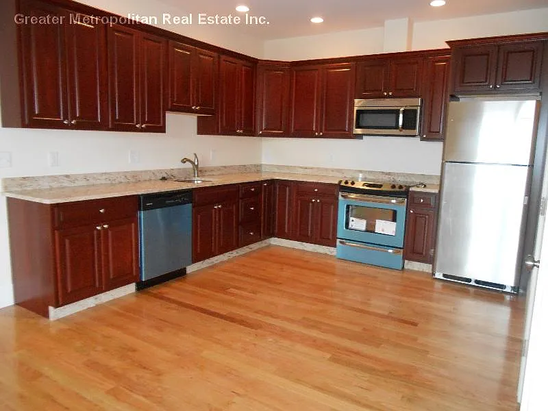 2 bed, 1.0 bath, 975 sqft, $2,800 — Photo 2