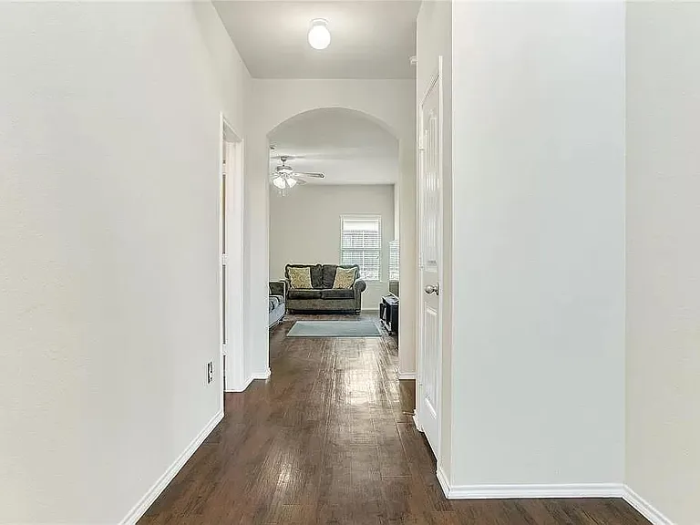 1402 Bent Grass Dr — Photo 2