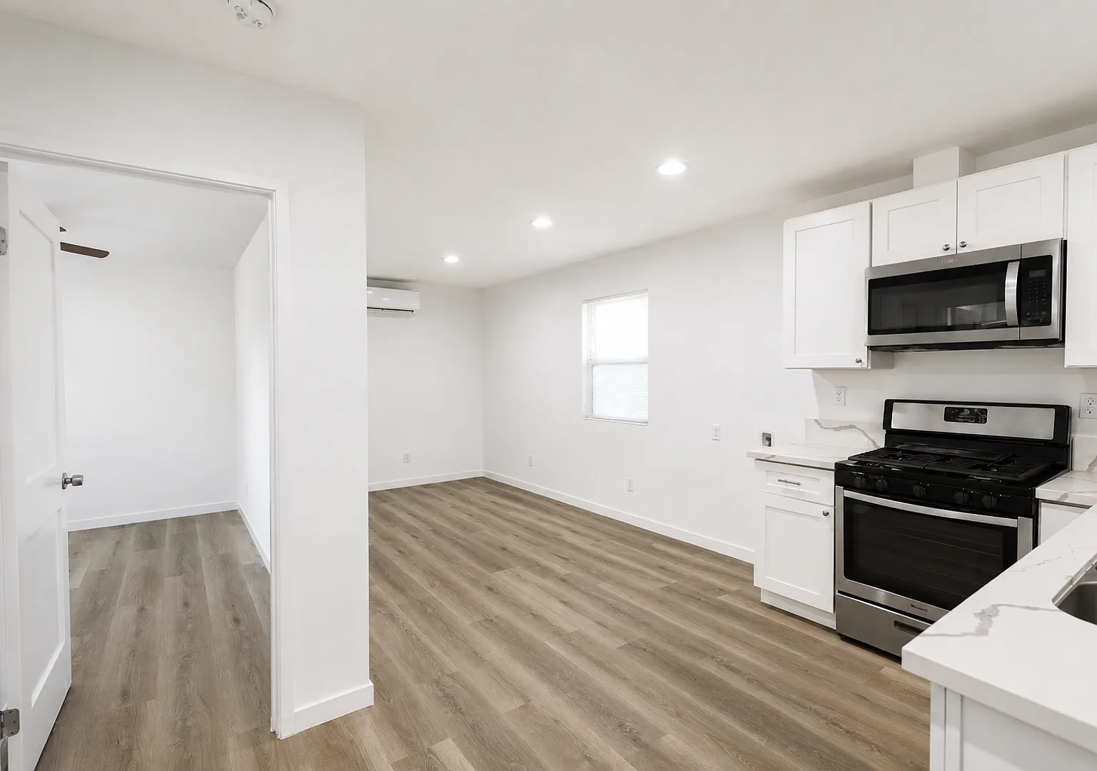 1405 North Riverside Avenue — Photo 4