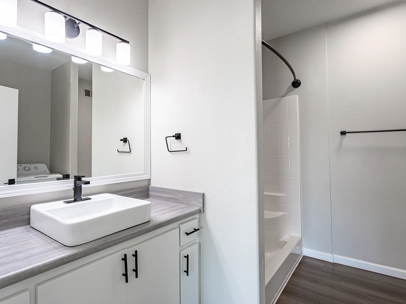 Luxe Apartments — Photo 4