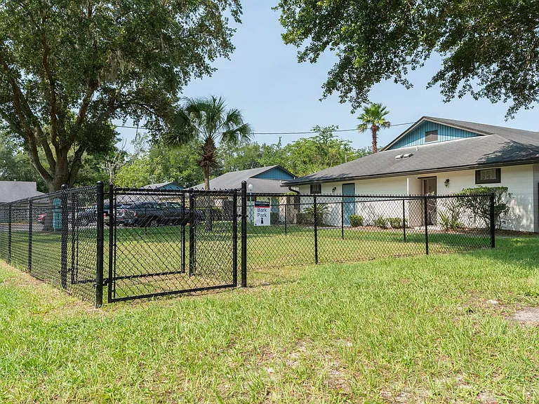 Camelot Apartments — Photo 29