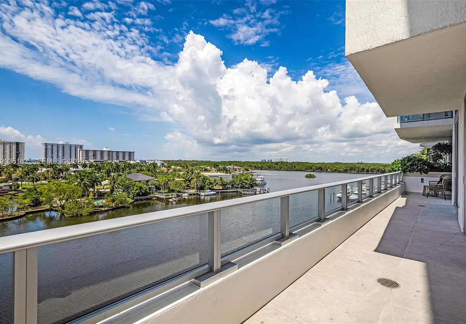 Parque Towers Condo — Photo 4