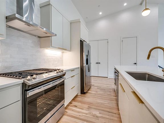 5th image of 2130 Lovedale Ave #104