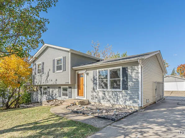 2402 Deerpath Dr, Lindenhurst, IL 60046