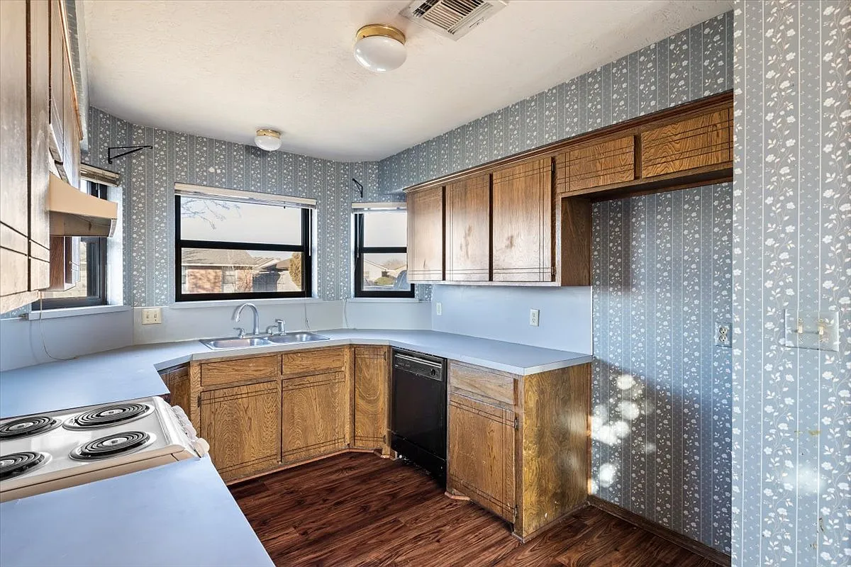 3916 Southwest Mesquite Drive - 1 — Photo 4