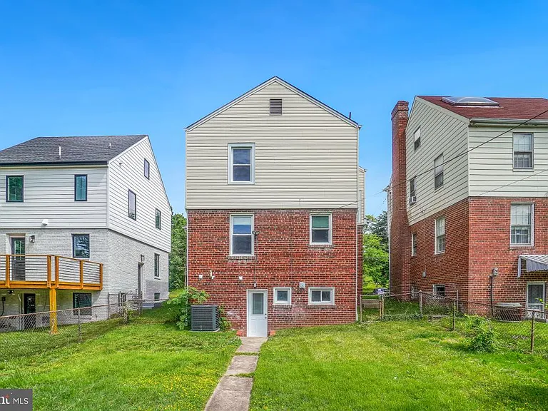 2615 Otis St NE — Photo 43