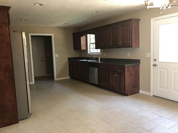 3rd image of 90 Amelia Dr