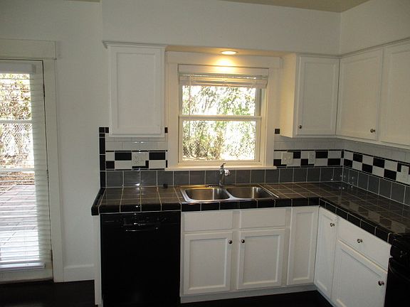 2nd image of 2300 De La Vina St APT 4