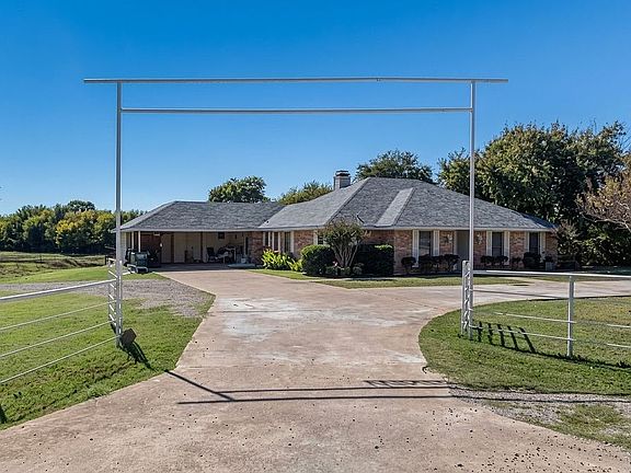 3rd image of 815 Highridge Ln