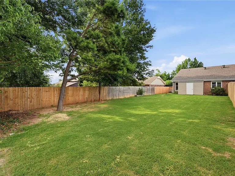 909 W Linden St — Photo 25