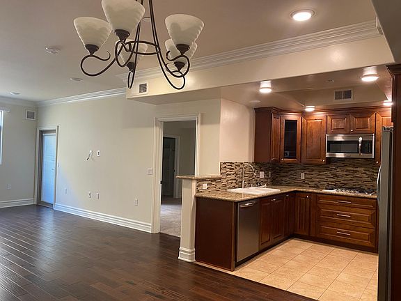 2nd image of 10950 Bloomfield St Unit 203