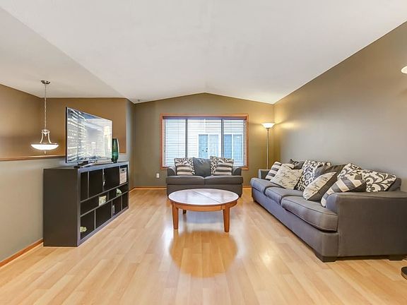 5th image of 584 Kendall Dr