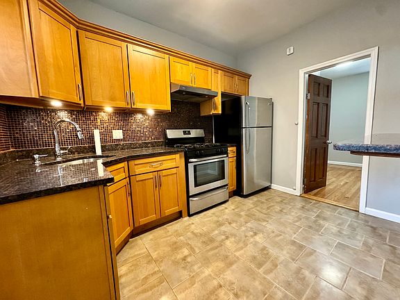 3rd image of 133 17th St #1R