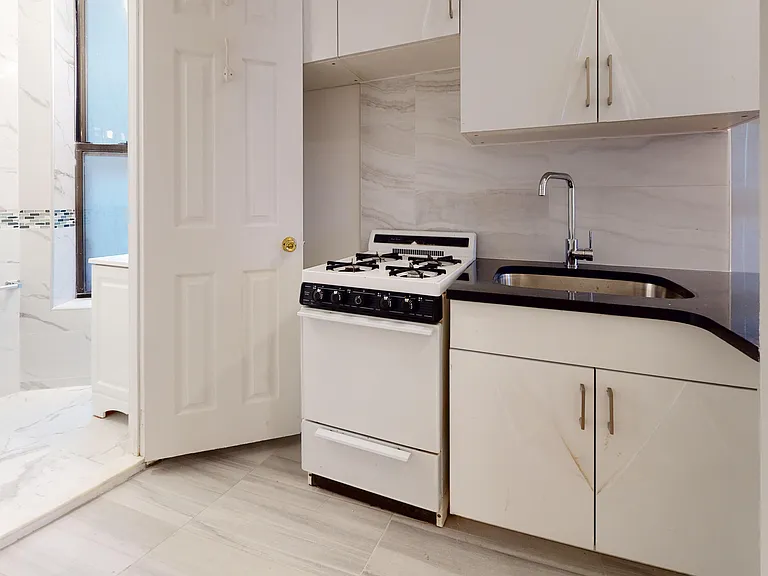 214 E 10th St #13 — Photo 8
