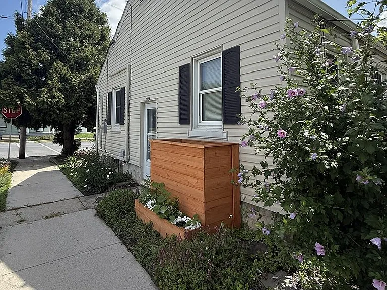 801 W Cherry St — Photo 2