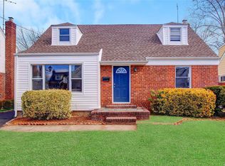 354 Andrews Rd, Mineola, NY 11501