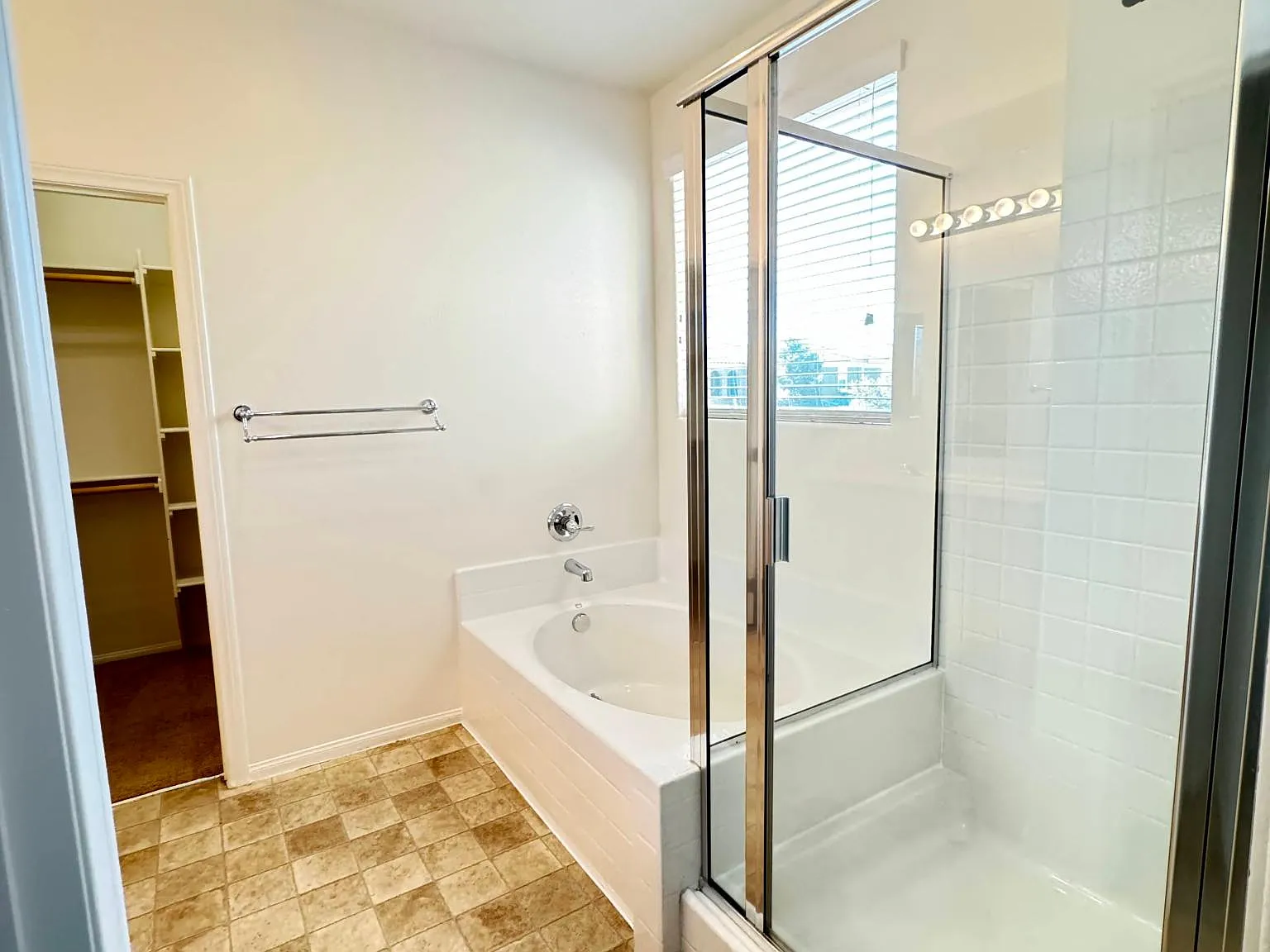 4 bed, 2.5 bath, 2431 sqft, $2,550 — Photo 4