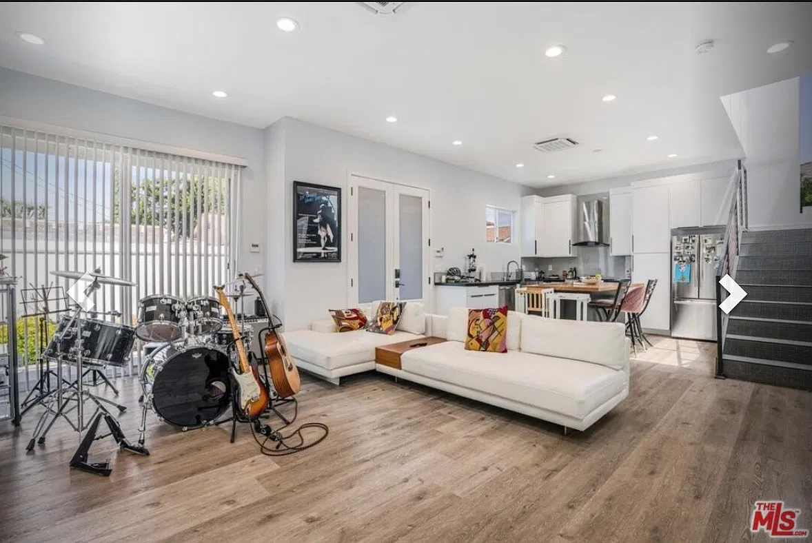 2 bed, 2.5 bath, 1200 sqft, $3,990 — Photo 2