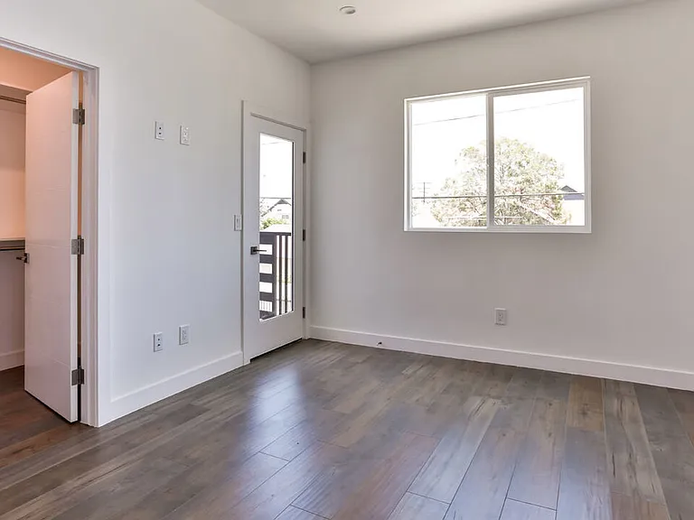 3946 S Budlong Ave #1/2 — Photo 2