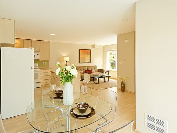 Open Floor Plan: Dinning nook looking out and south-west facing