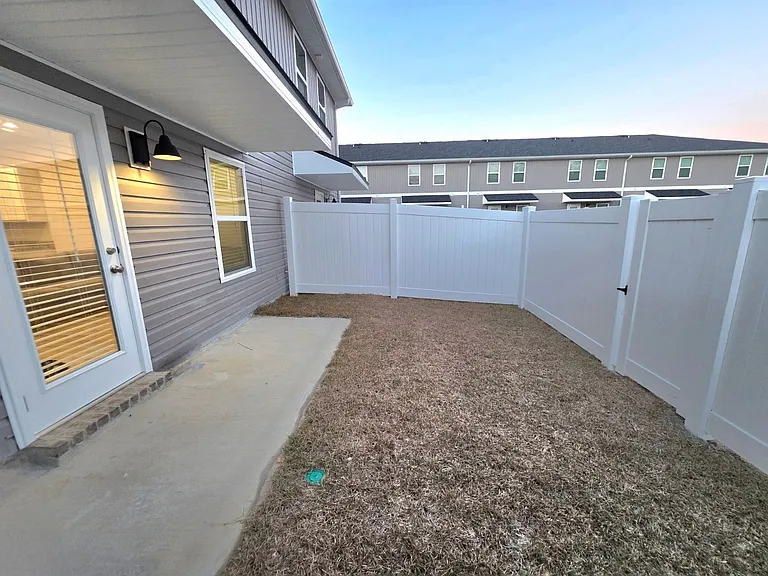 710 E Giese Ln — Photo 24