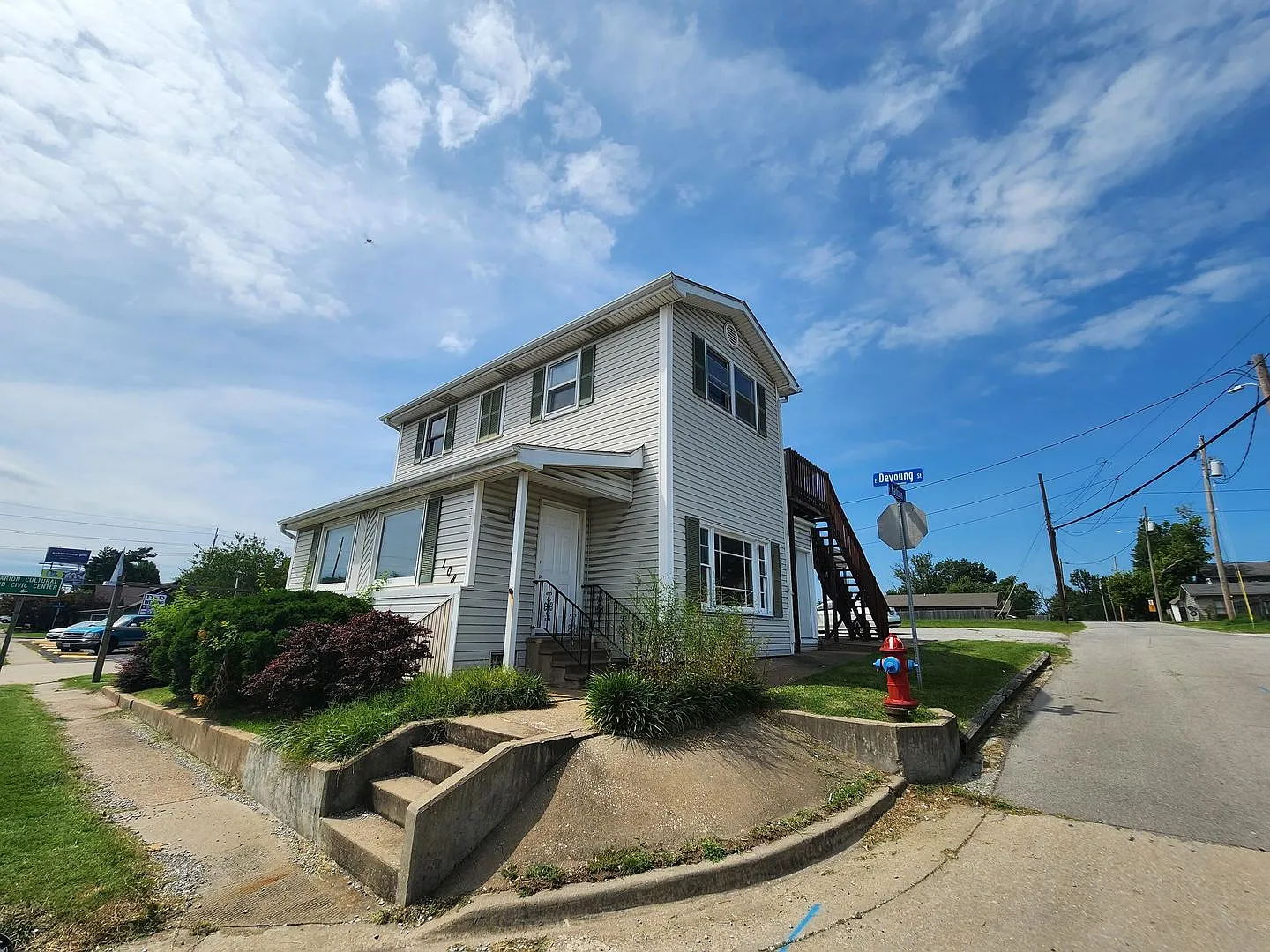 Large office space on East DeYoung, Marion. — Photo 1