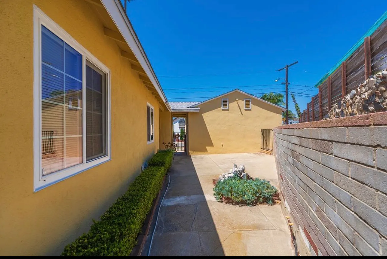3 bed, 1156 sqft, $4,880 — Photo 3