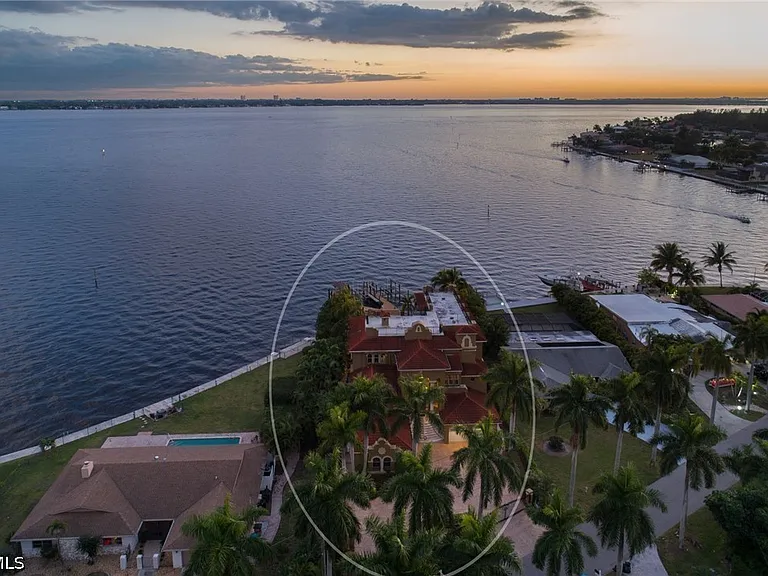 232 Bayshore Dr — Photo 2