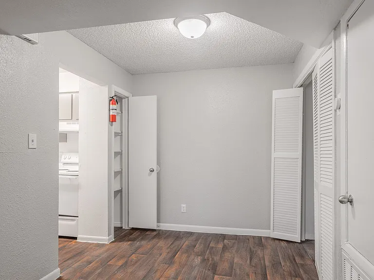 Shadow Bay Apartments — Photo 8