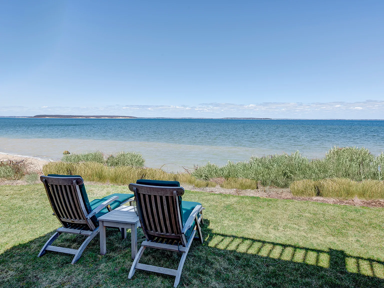 Magnificent Bay Front Estate in Desirablenorth Sea Beach Colony — Photo 3