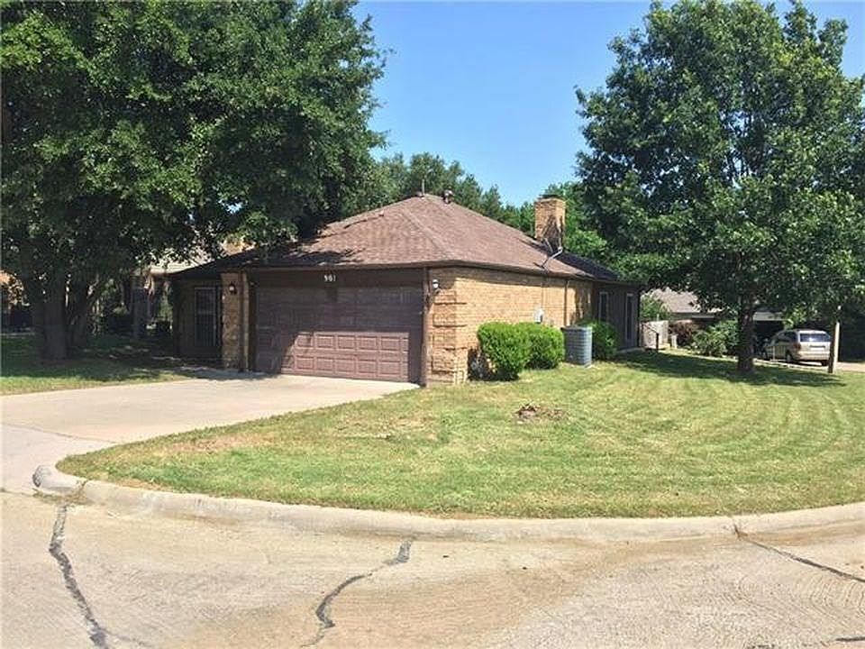 1st image of 901 Country Club Cir