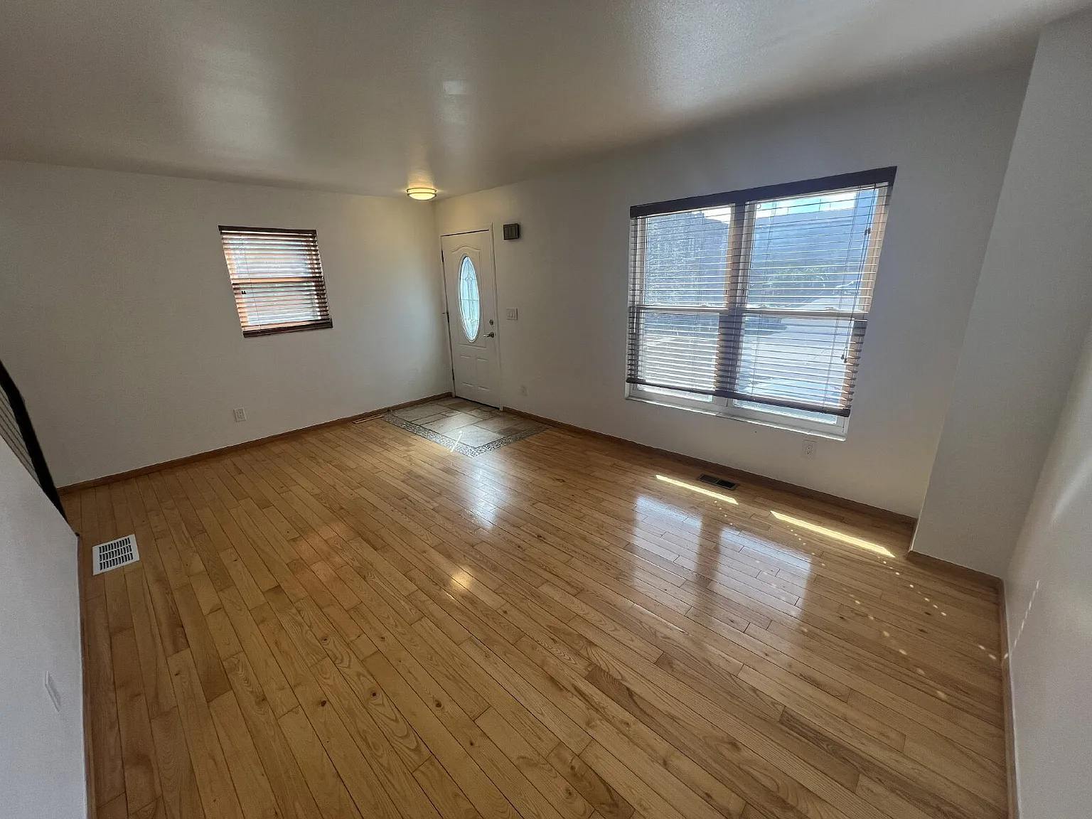 "Spacious 4-Bedroom Townhouse Retreat in Vibrant Denver Locale 1524 Sq. Ft. of Comfort!" — Photo 4