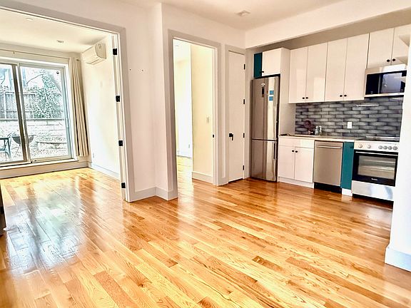 3rd image of 509 Vanderbilt Ave APT 1B