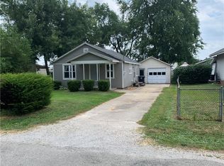 211 W Kagay Ave, Effingham, IL 62401