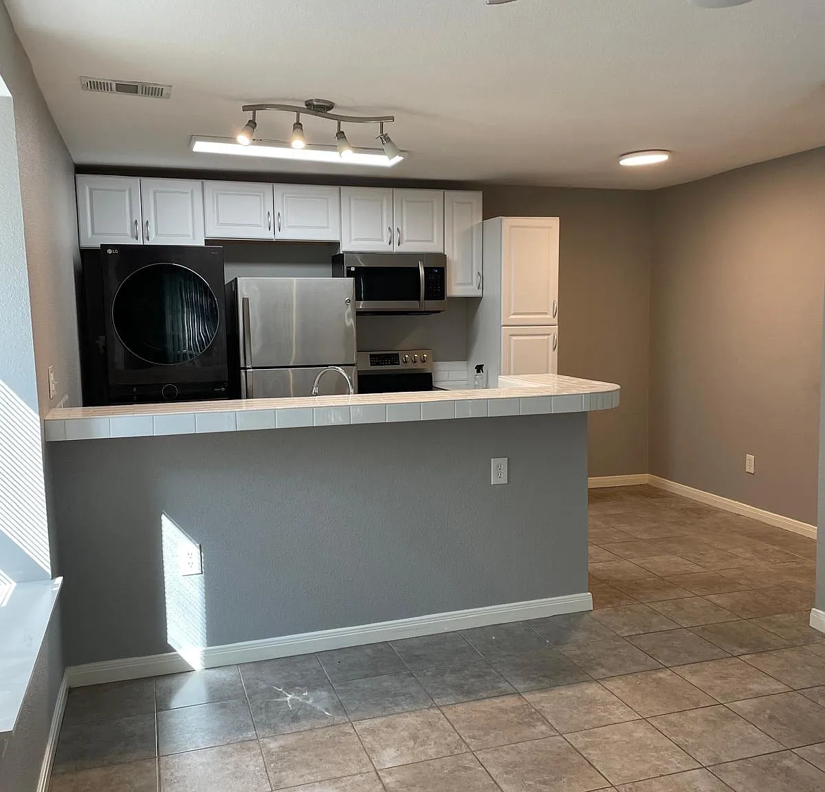 1 bed, 691 sqft, $1,150 — Photo 2