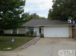 2105 Holt Rd, Arlington, TX 76006