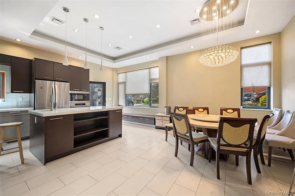 5 bed, 2412 sqft, $6,800 — Photo 4