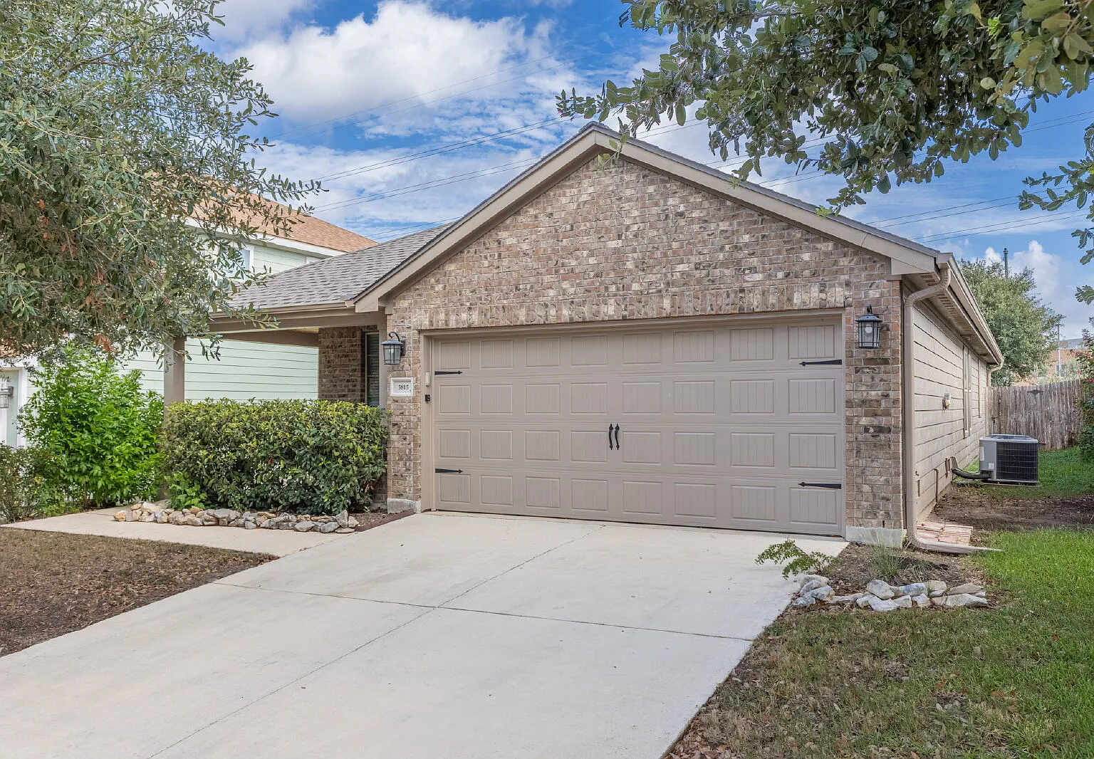 3 bed, 2.0 bath, 1597 sqft, $2,000 — Photo 2