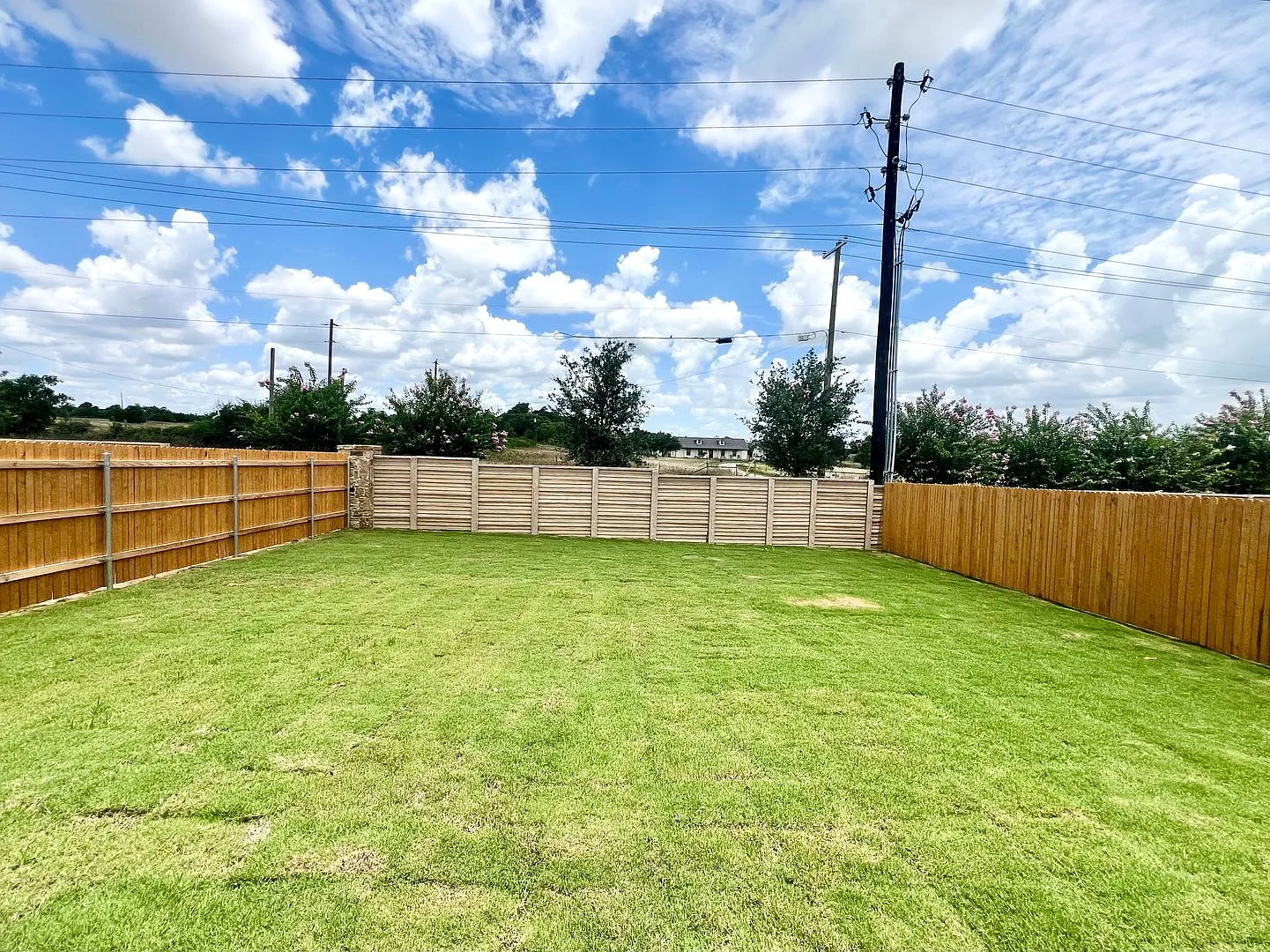 3 bedroom, 2 bath home with large backyard! — Photo 3