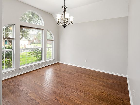 2nd image of 607 Yorkshire Dr