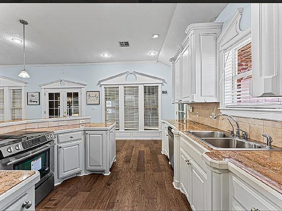 3rd image of 5837 Larch St